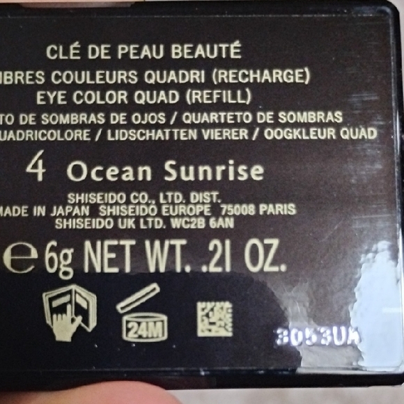 Elegant Eyeshadow Quad with Mirror - Picture 4 of 4